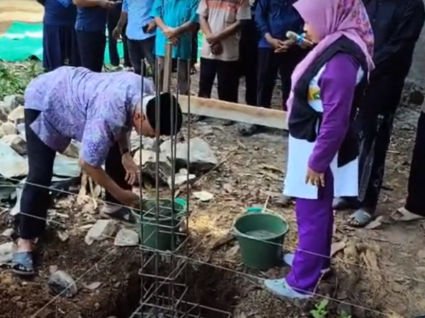 PENYERAHAN IKRAR WAKAF DAN PELETAKAN BATU PERTAMA PEMBANGUNAN MUSHOLA AL-IKHLAS MTsN 5 PANDEGLANG