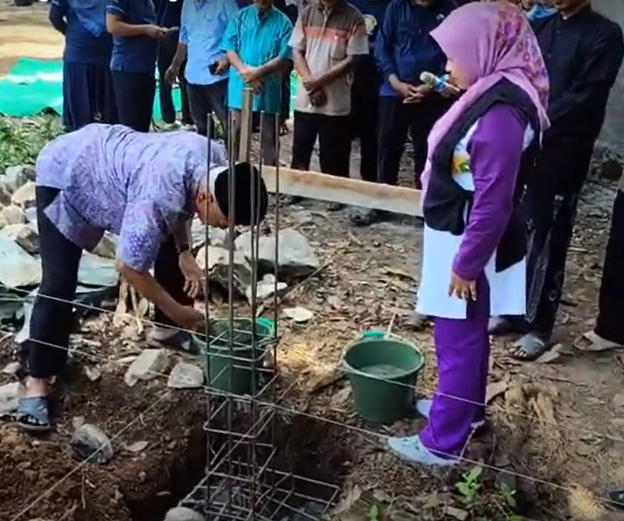 PENYERAHAN IKRAR WAKAF DAN PELETAKAN BATU PERTAMA PEMBANGUNAN MUSHOLA AL-IKHLAS MTsN 5 PANDEGLANG