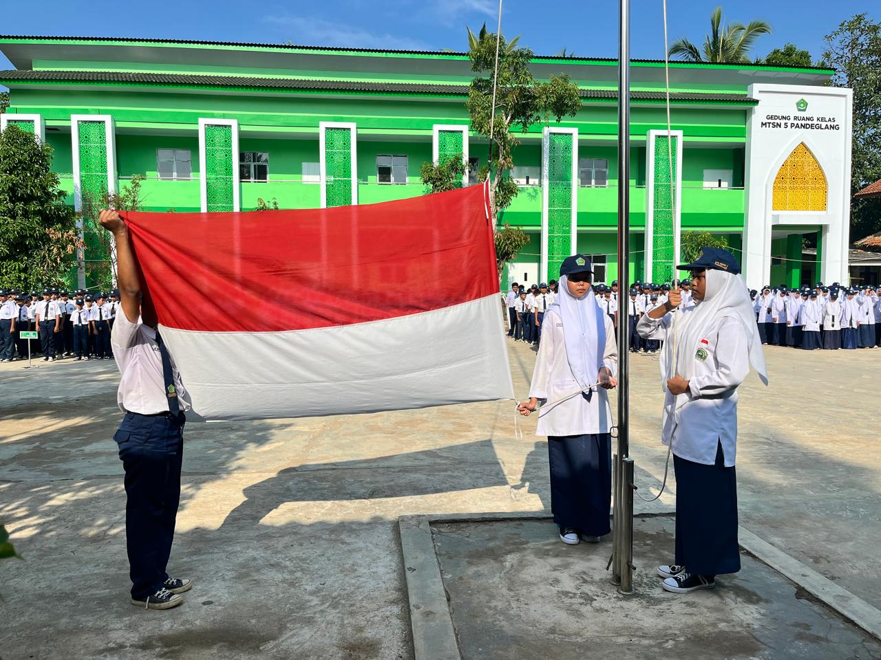 MTSN 5 PANDEGLANG GELAR UPACARA PERINGATAN HARI KESAKTIAN PANCASILA 2024